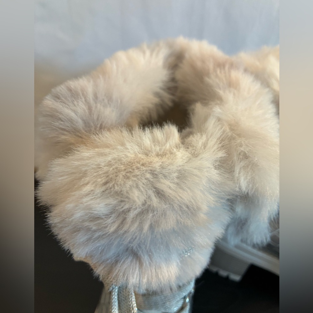 NWOB Lauren Lorraine silver boots block heel lug sole faux fur lace up 6.5 / 7 - Picture 8 of 10